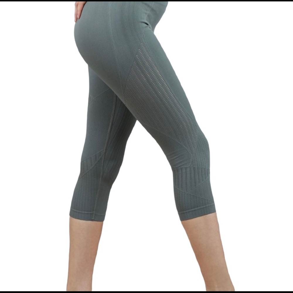 Savvi Fit Ananda Capri Leggings Sage Green Size XS/S